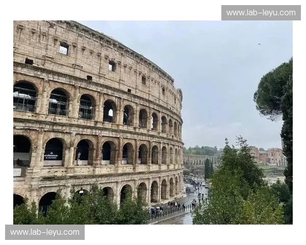 圣西罗的红黑乐章与永恒之城的斗兽场余晖：AC米兰vs罗马，一场关于信仰与复兴的意甲巅峰之战